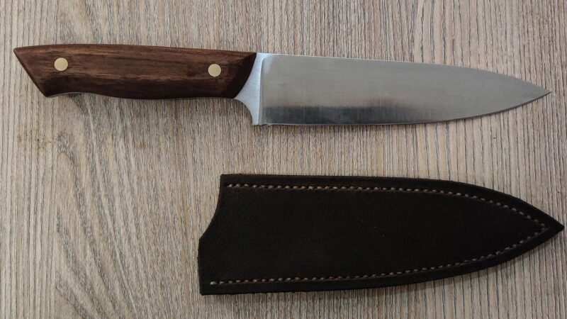 Kürzeres Messer mit Scheide